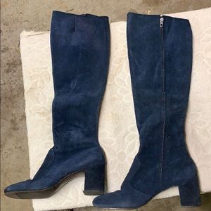 Lady’s tall, blue velvet boots, vintage ?